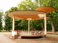 Lázně Velichovky - pavilon v parku