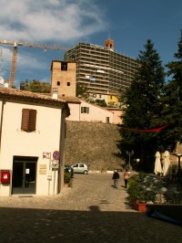 Montefiore Conca - pohled z náměstí na pevnost