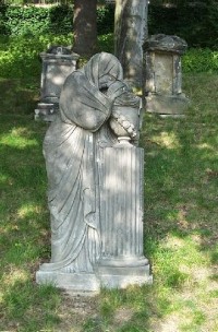 Náhrobní kámen na bývalém hřbitově