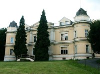 Zámek Dalovice - nyní škola