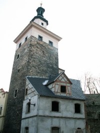 Věž je pozůstatkem opevnění
