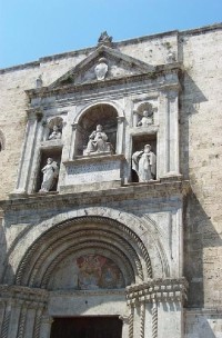 Portál kostela svatého Františka na Piazza del Popolo