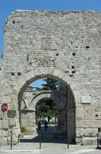 Středověká zeď a brána na Piazza Cecco D´Ascoli