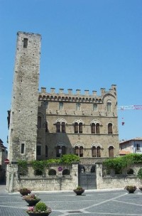 Středověké paláce na Piazza San Agostino