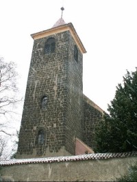 Románský kostel Nanebevzetí P.Marie: Kostel je z konce 12.století. Věž je vysoká 19,5m a je z neomítnutého kvádříkového zdiva.