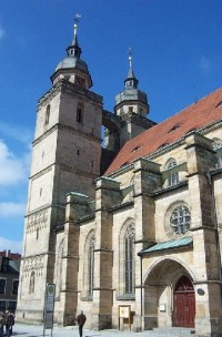 Městský kostel - protestantský: Stavba ze 14. století je trojlodní gotická bazilika. Hlavní oltář je pozdně renesanční z roku 1615. V kostele je pochováno 26 členů markrabské rodiny z let 1620-1734.