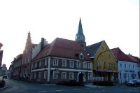 Roh náměstí s věží kostela