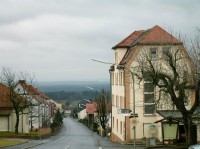 Pohled od kostela na hlavní silnici