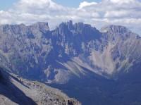 Dolomity-Gardeccia: Pohled z cesty na vrchol Antermoia