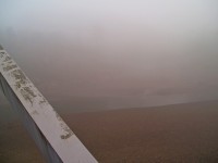 Pro mlhu není vidět na dno přehrady