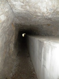 V tunelu s akvaduktem