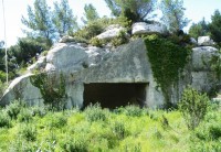 Bývalé skalní obydlí nebo lom