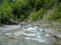 Zdánlivě klidná řeka mezi vodopády