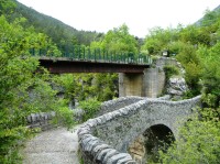 Starý a nový most přes kaňon Anísclo k Ermitě S.Urbéz