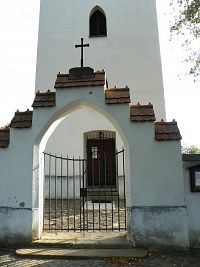 Brána na hřbitov a ke kostelu