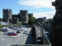 Wales, Conwy, městské opevnění, vzadu hrad