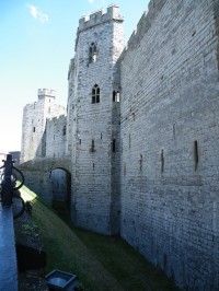 Wales, Caernarfon, hradní příkop a vstup do hradu