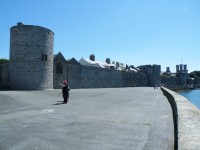Wales, před hradbami Caernarfonu