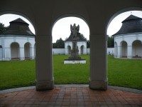 Dolní hřbitov přes mříž
