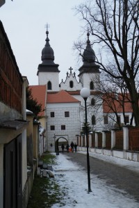 Třebíč, Západní-horní brána zámku, vzadu bazilika 