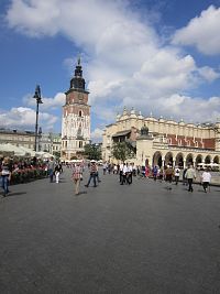 Krakov, hlavní náměstí (glówny rynek) s obchůdky (sukiennicemi), radniční věž