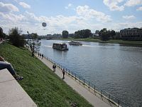 Krakov, promenáda podél Visly a horkovzdušný uvázaný balón pro turisty
