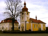 Dolnolukavický kostel v blízkosti zámku