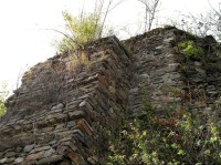 Dodatečně vybudované zesílení hradní zdi