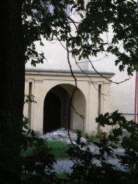 Dolní Břežany, vchod do zámku