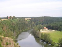 Pohled z hradu na rekreační zařízení Dobronice VŠE v Praze