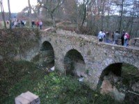 Opravený kamenný mostek přes hradní příkop