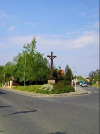 Dolní Břežany, kříž