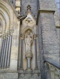 Kostel sv. Ludmily,  výzdoba u hlavního vchodu