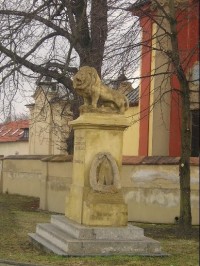 Skulptura před kostelem sv. Jakuba, Kuratice, Praha