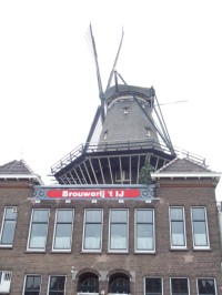 Brouwerij 't IJ, v pozadí větrný mlýn De Gooyer