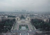 Náměstí Trocadero - pohled z Eiffelovky: Původně cvičiště Vojenské akademie, dnes park s fontánami, Námořním a Kinematografickým muzeem.