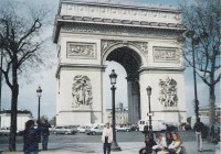 Vítězný oblouk: Je srdcem křižovatky 12 velkých bulvárů tzv. Hvězdicového náměstí (dnes Náměstí Charlese se Gaulle). Byl založen r. 1836 Napoleonem I. Bonapartem. Odtud vede i hlavní třída Champ Elysee.