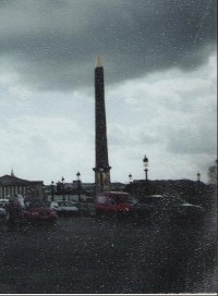 Obelisk: Stojí na náměstí Concorde, kde byl popraven král Ludvík XVI. Pochází ze zbořeného thébského chrámu v Luxoru v Egyptě. Jeho stáří se odhaduje na 3 300 let, je popsán hieroglyfy, měří 23 m a váží 220 tun.