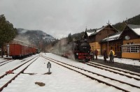 Dworzec kolejowy i romantyczny parowóz