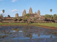 Angkor Wat: Angkor Wat vlastně znamená "chrám hlavního města" a byl a je nejznáměnší kambodžskou stavbou, dovoluji si říci nejznámější a nejobdivuhodnější celé jihovýchodní Asie.