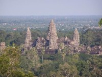 Angkor Wat: Chrám ztracen v džungli, pohled z blízkého vrchu a chrámu Baphuon