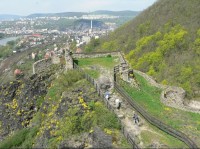 Pohled z věže na horní část hradu a Ústí