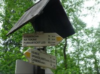 Rozcestník Lesní parkoviště: Lesní parkoviště leží 1 km od Doubice směrem na Chřibskou.