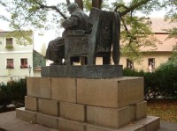 Pomník Aloise Jiráska: V parku pod zámkem
