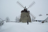 Větrný mlýn u Kuželova: Leden 2006, před mlýnem je památníček horňáckého hudebníka Jožky Kubíka