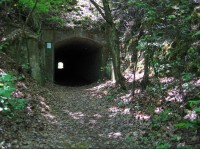 Lom Kobyla: Vstup do lomu je možný vybudovaným tunelem.