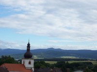Kostel a panoramata hor Šumavy větší