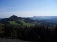 výhled ze Studence: Zlatý vrch a Šenovský vrch, na obzoru vpravo Kamenický Šenov