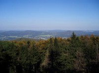výhled ze Studence: Chřibská v údolí a nad ní vlevo Široký vrch, vpravo Plešivec