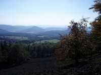 výhled ze Studence: na Zámecký vrch nad Českou Kamenicí a Benešovské středohoří